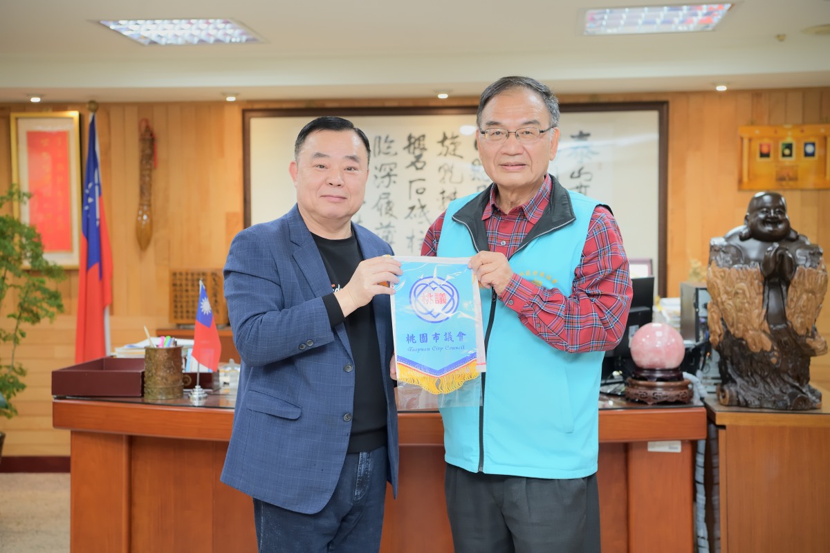 中壢內定社區高齡人口多 拜會邱奕勝爭取設置活動中心 與林理事長合影