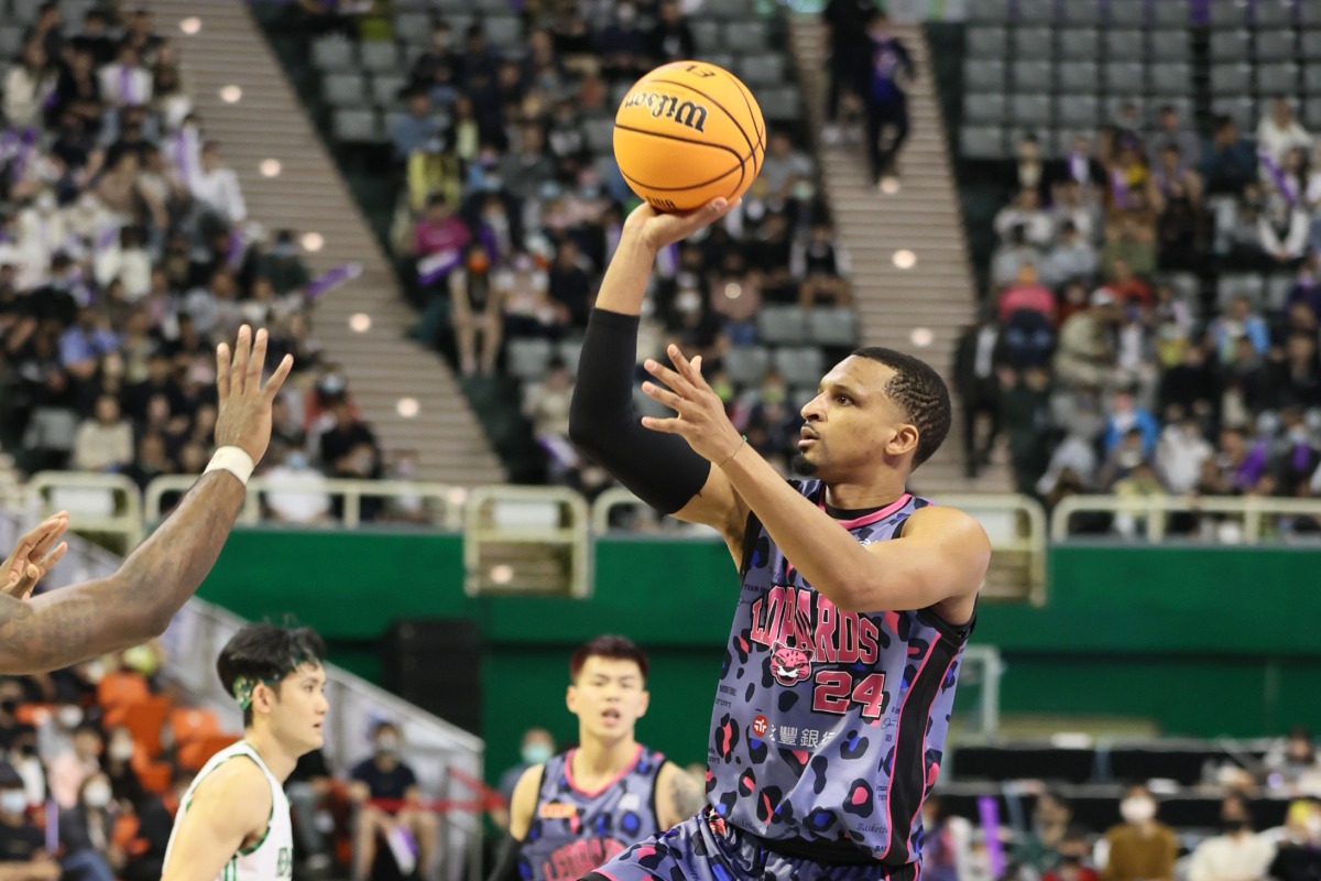 「魔獸」霍華德狂砍雙20 桃園永豐雲豹仍苦吞4連敗 艾夫伯