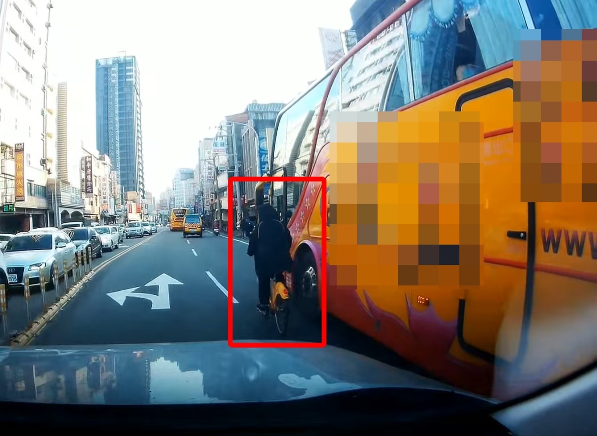 【有片】驚險畫面曝!Youbike緊貼遊覽車 網:不要命了? 螢幕擷取畫面 4