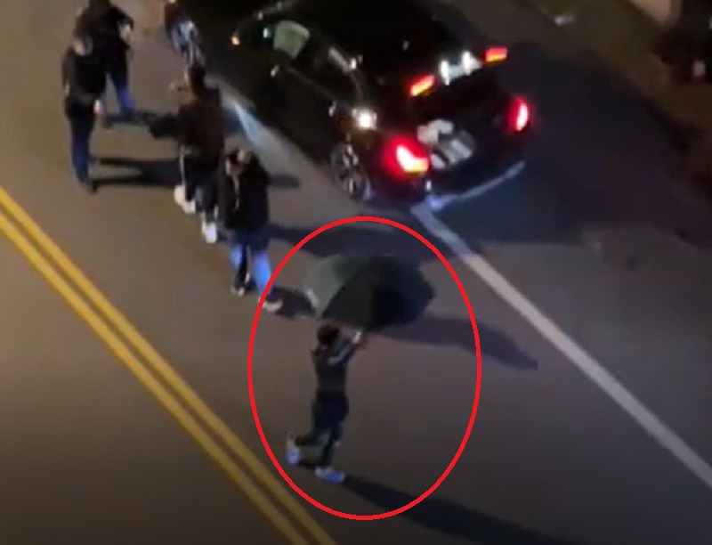 【有片】醉男持傘揮舞!警亮甩棍喝斥 他下秒現詭異舉動 螢幕擷取畫面 640546