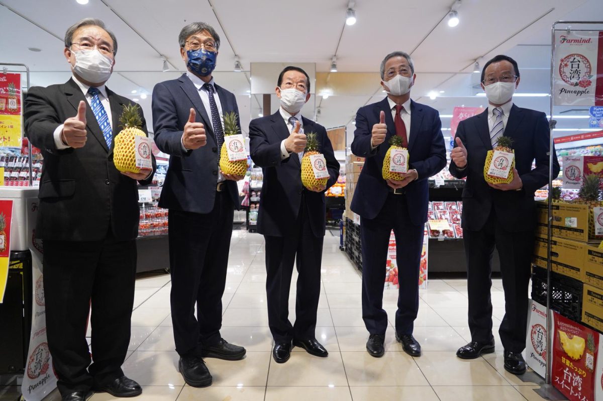 台截切鳳梨獲日人好評 超市推行銷活動 陳駿季副主任委員、謝長廷大使、胡忠一署長、Farmind堀內達生社長及下戶章弘本部長於超市參加臺灣截切鳳梨促銷活動 scaled