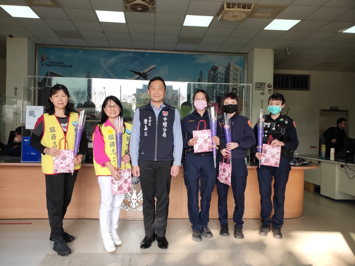 壢警慶3/8婦女節 分局長唐嘉仁送玫瑰花、面膜 青埔所6
