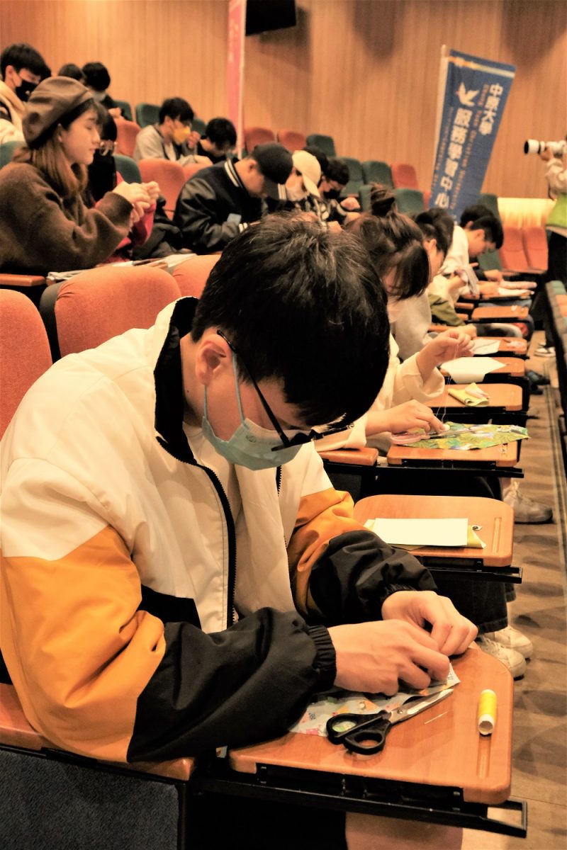 中原大學送愛到烏干達 DIY布衛生棉解決月經貧窮 07 中原學生親手縫製布衛生棉並將心意與祝福傳送至當地。 scaled