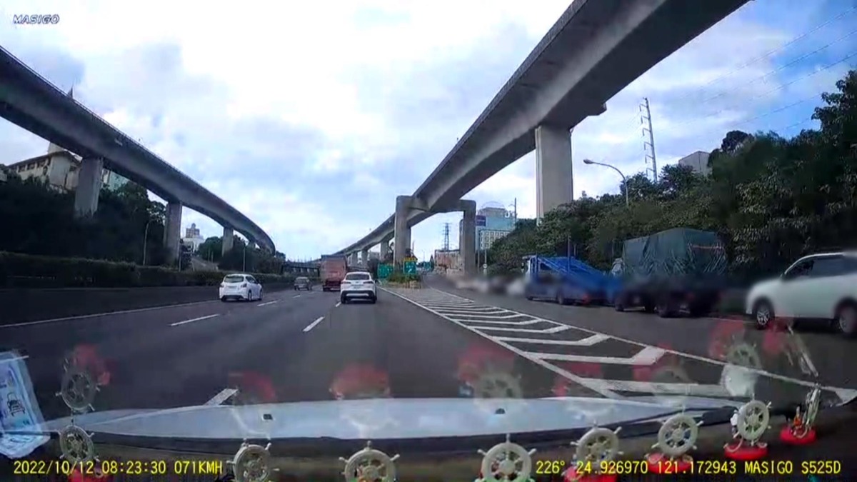 【有片】多車路肩排隊下楊梅幼獅交流道 警方加強取締 1111111