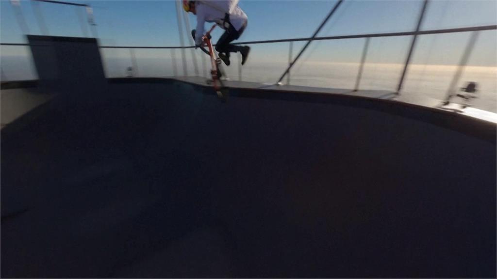 極限單車藉熱氣球騎上天 空中畫面超驚險