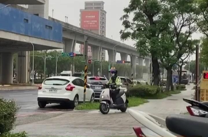 【有片】收費員騎機車上人行道 壢警要罰了 1213.546 e1681875149764
