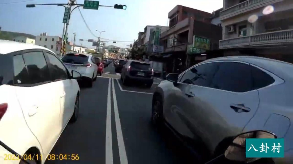 【有片】目擊騎士鑽車陣撞直行車 網友上傳影片也被砲轟 12354638 scaled