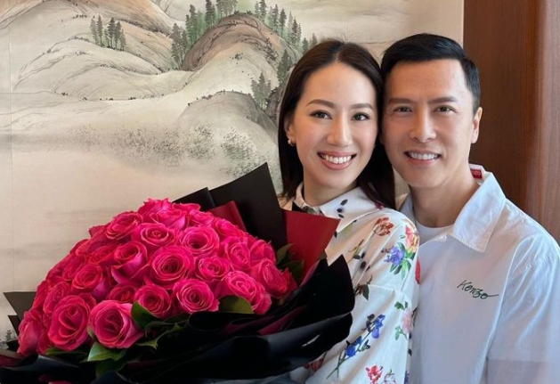 甄子丹慶祝愛妻生日!關之琳現身凍齡狀態網看傻