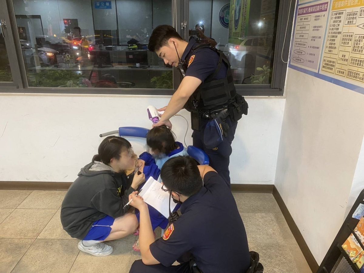 5歲女童雨中迷途 桃警助其團圓 1426070 scaled
