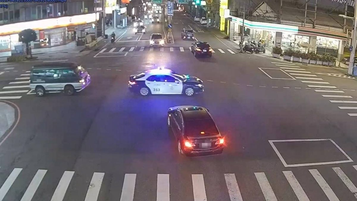 幼兒高燒意識不清父求援 桃警3分鐘開道護送就醫 1432499 scaled