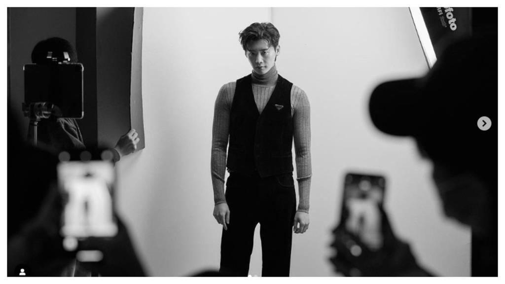 韓男神修圖遭抓包!李鍾碩舊照驚見臉旁空間扭曲