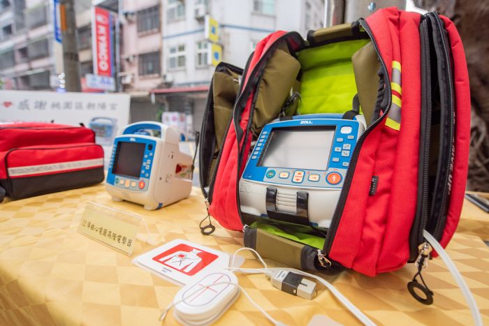 桃園朝陽宮捐救護車、高階監護電擊器 提升桃消急救效率 20230406185711793
