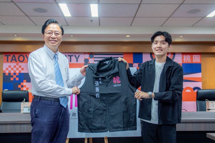 桃園市長張善政上周主持市政會議時公開城市識別LOGO。圖:資料照