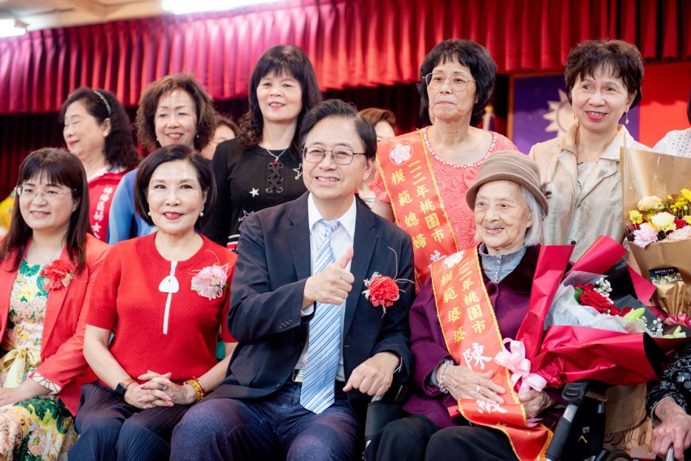 母親節前夕 桃園婦女會表揚模範婆媳 20234221449 48 3