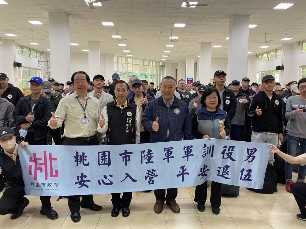 桃園715名新兵入伍 朋友發百份面紙為同梯送行 20234271658 27 3
