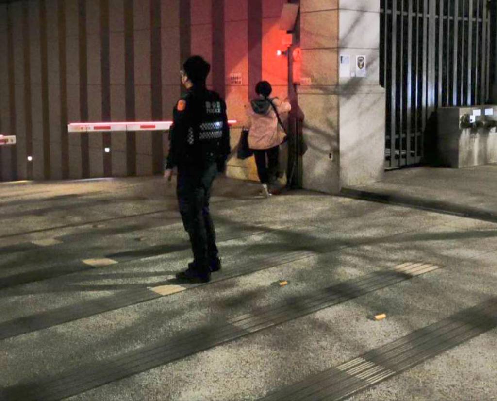 女子深夜騎車車輪爆胎 大園警協助送返家 254988