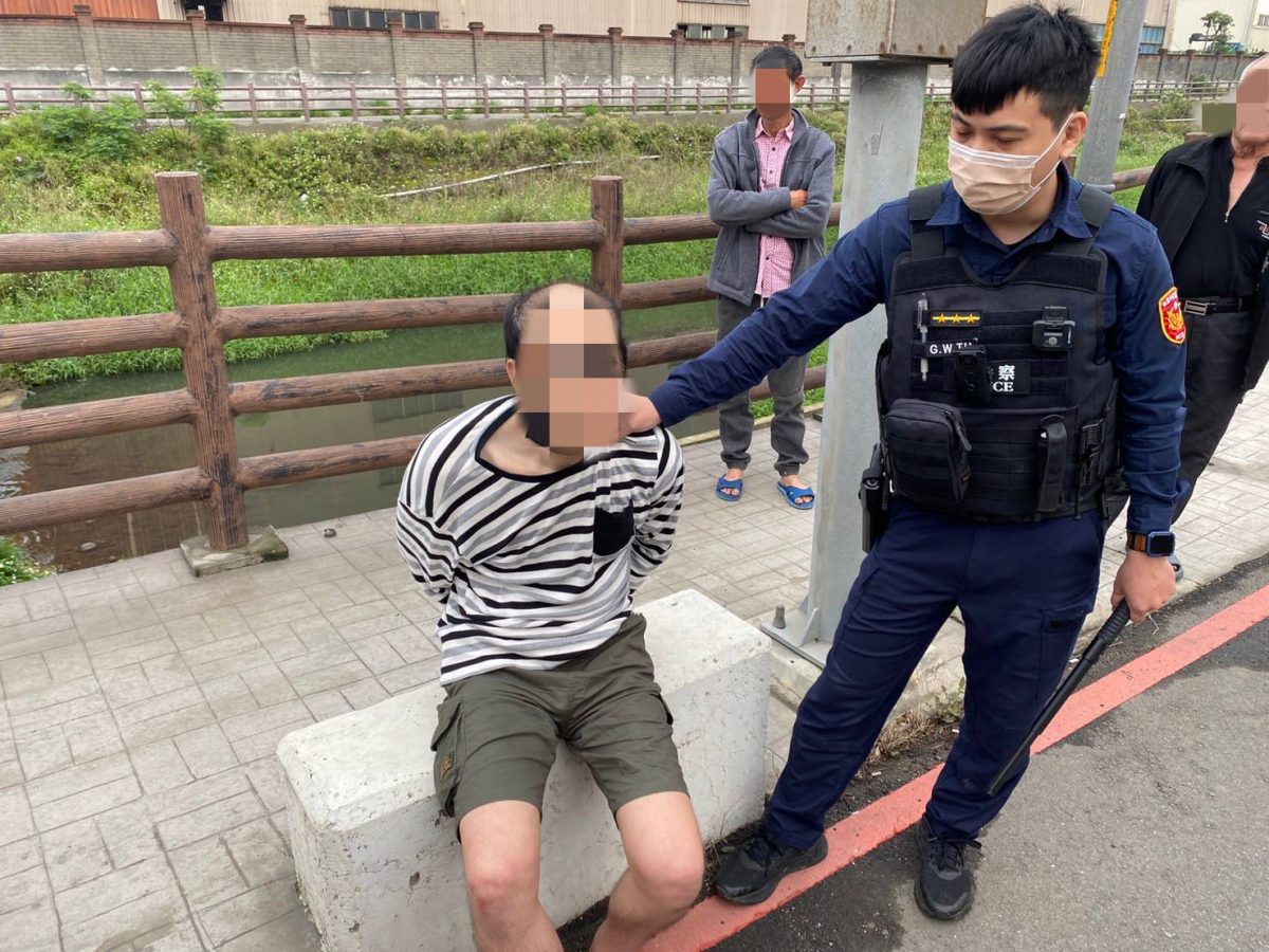 【有片】通緝犯飛車躲警 衝撞幼兒園校車1師2童傷 255745 scaled