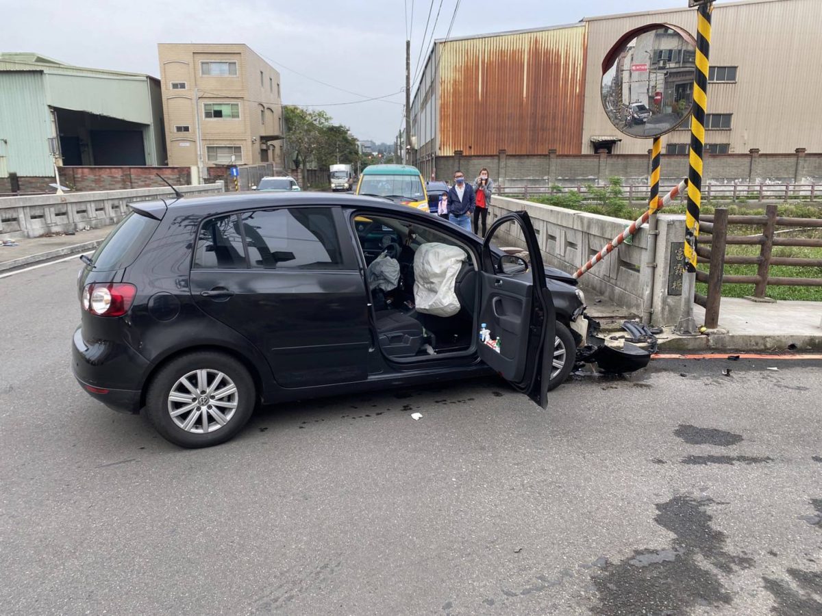 【有片】通緝犯飛車躲警 衝撞幼兒園校車1師2童傷 255747 scaled
