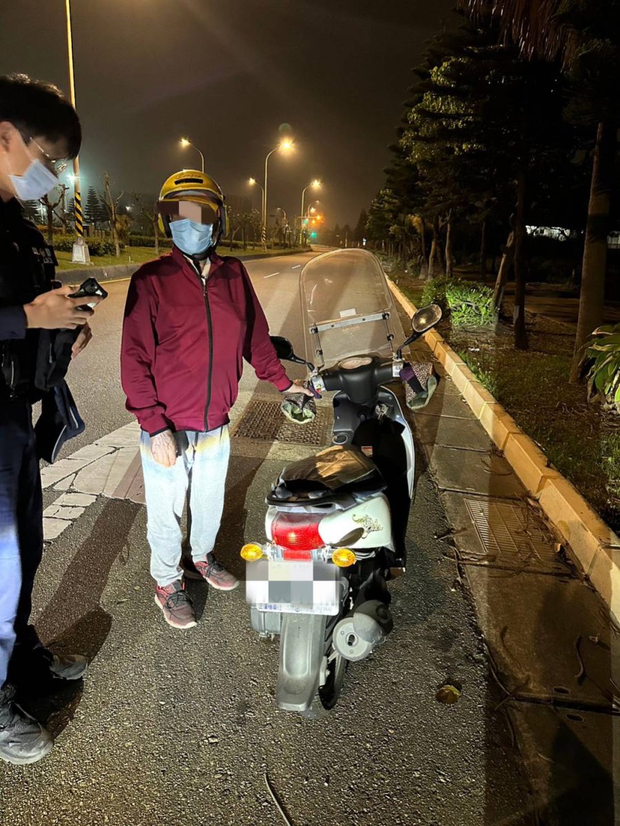 老翁夜間騎車沒油拋錨 大園警查詢車牌助返家 260580 scaled