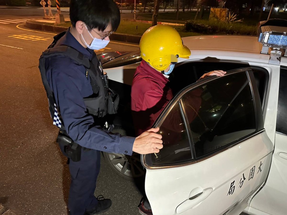 老翁夜間騎車沒油拋錨 大園警查詢車牌助返家 蕃新聞 8698