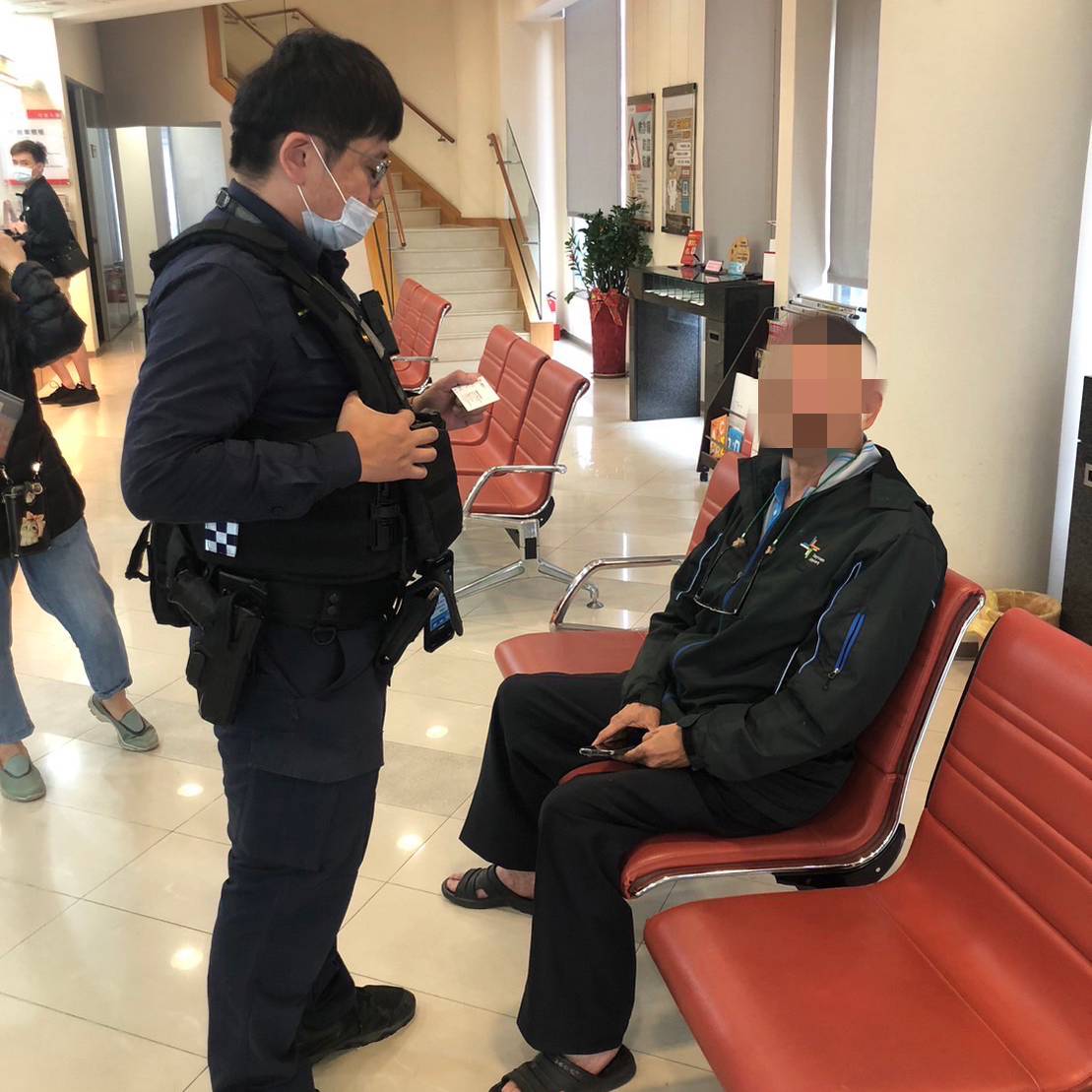 6旬翁投資飆股謊稱買手錶 大園警銀聯手阻詐10萬 261509