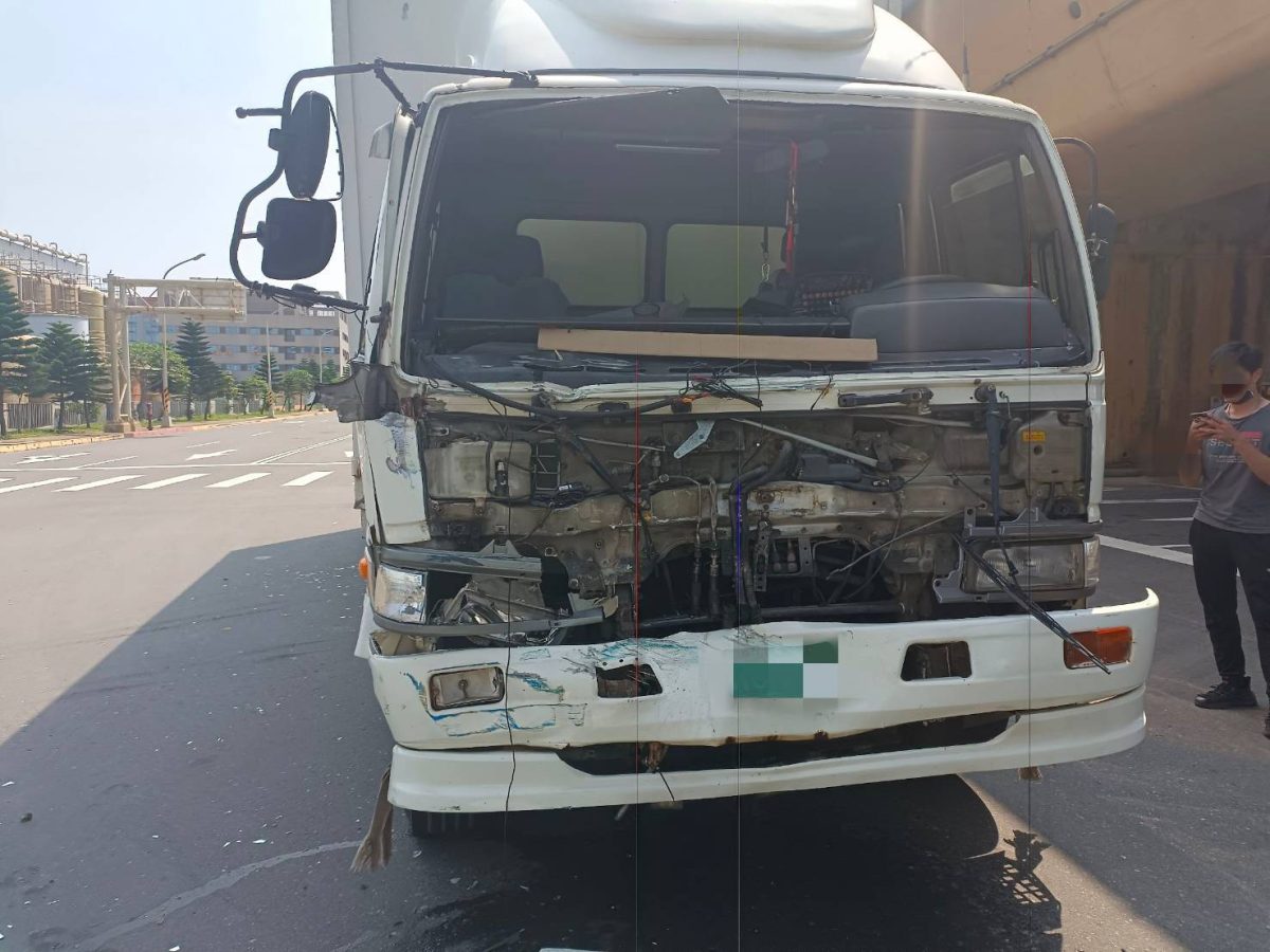 【有片】大貨車闖紅燈撞翻大貨車 氮氣鋼瓶掉滿地 262318 scaled