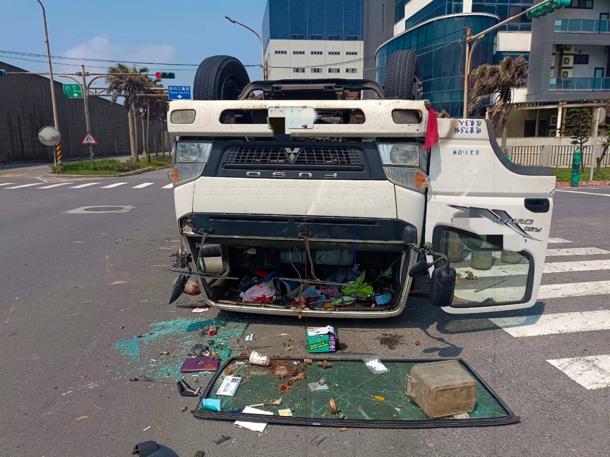 【有片】大貨車闖紅燈撞翻大貨車 氮氣鋼瓶掉滿地 262319 scaled
