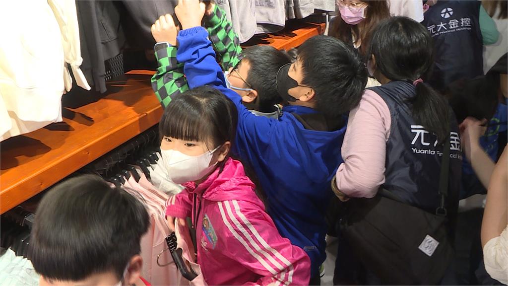 元大「幸福日」 包場運動用品店 40位偏鄉學童免費買
