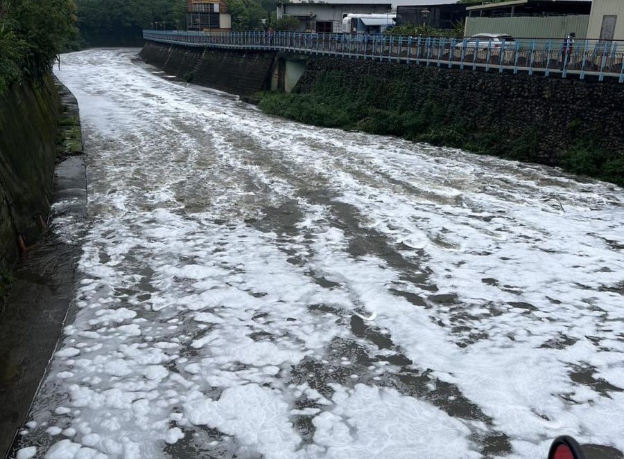平鎮新街溪變泡泡河 桃園環保局揪出不肖業者偷排廢水