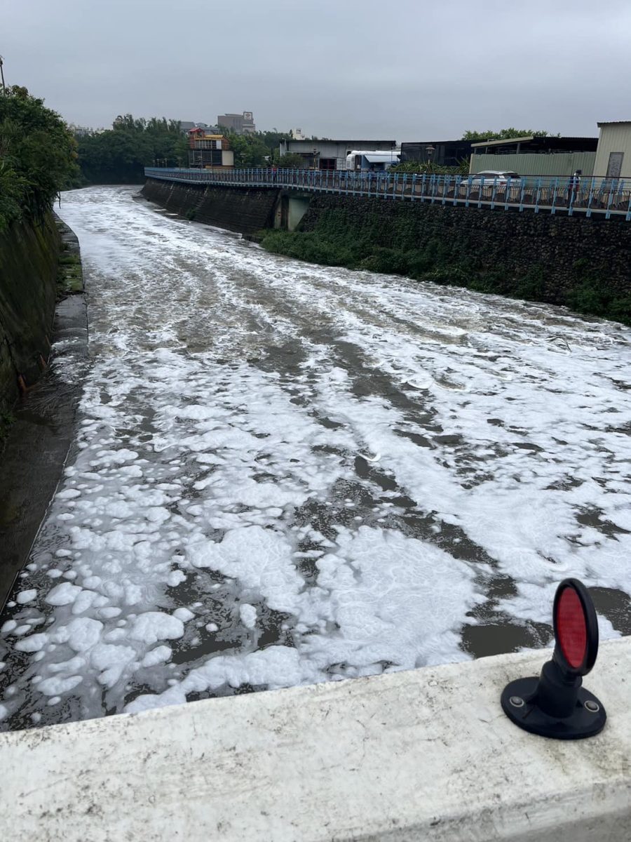 平鎮新街溪變泡泡河 桃園環保局揪出不肖業者偷排廢水 342065279 1702921913511162 1979967931183346186 n scaled