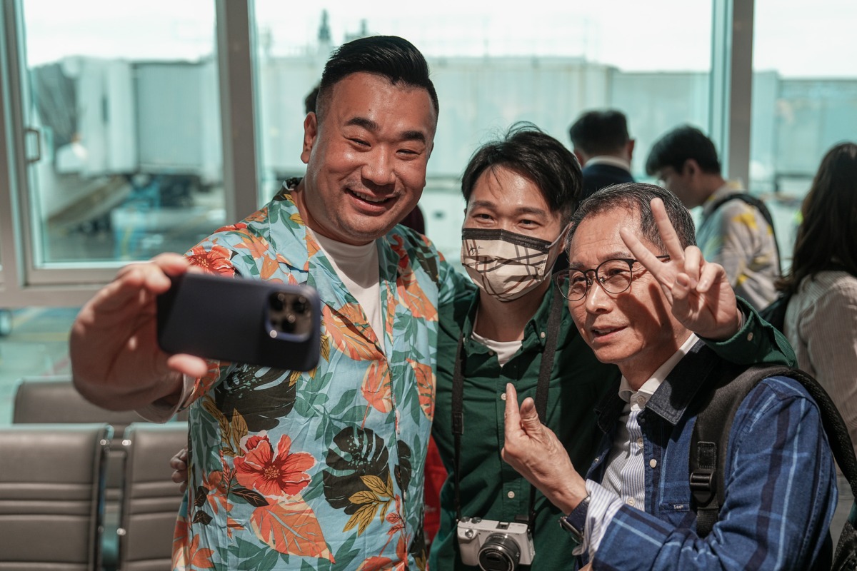 星宇航空首航洛杉磯 全新廣體客機A350執飛 4.首航班機旅客於候機室興奮地留影紀念。