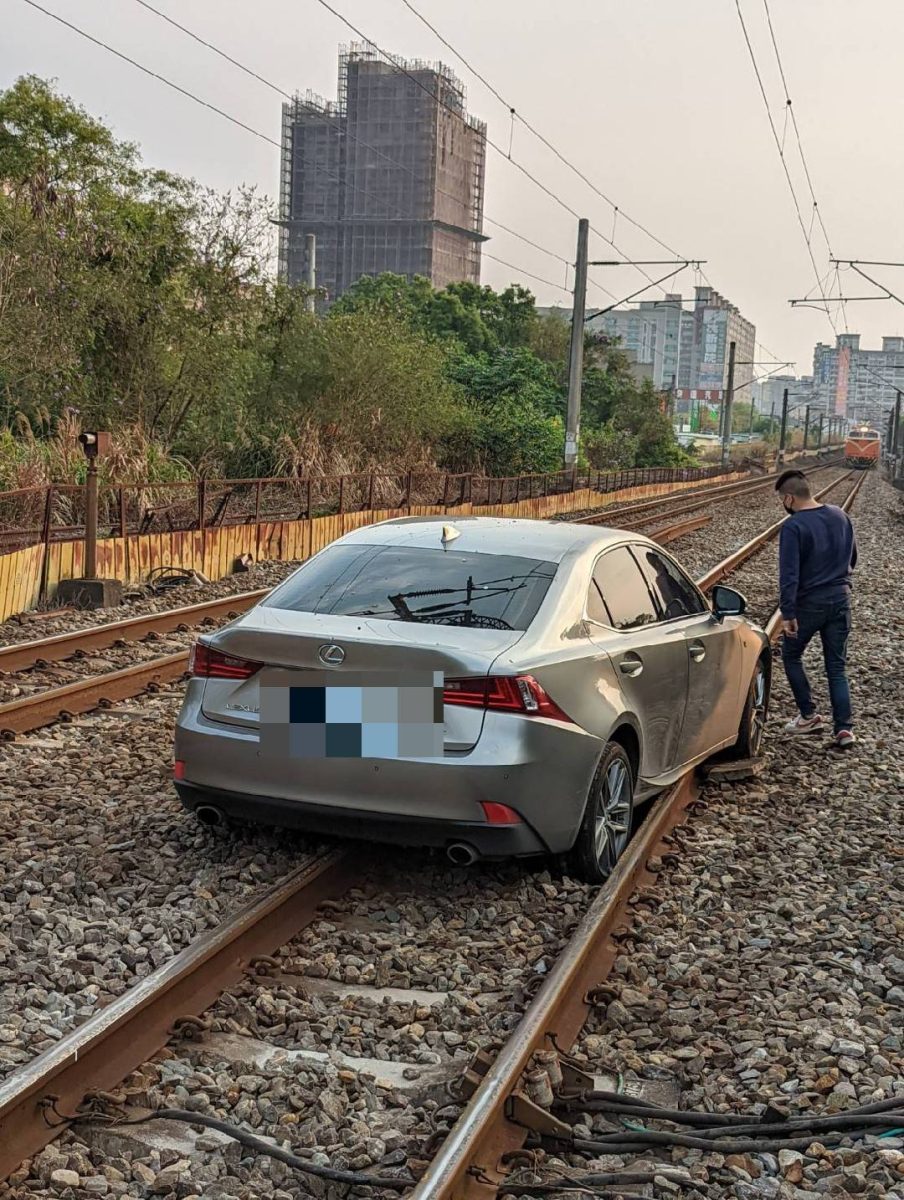 驕車疑打滑失控卡鐵軌 八德警助拖吊排除 413846 scaled