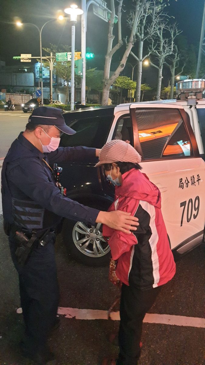 外出購物這原因卡車陣 平警助7旬婦返家 550033 scaled