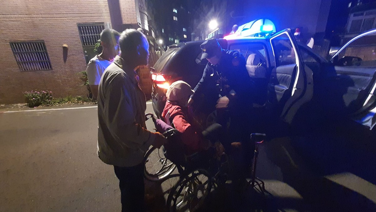 外出購物這原因卡車陣 平警助7旬婦返家 550034