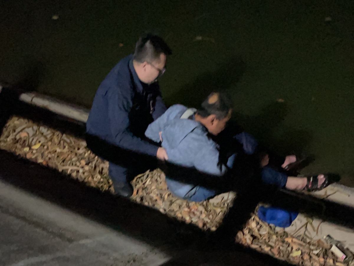 男深夜離家蹲埤塘邊哭泣 平警摸黑化解心結 551775