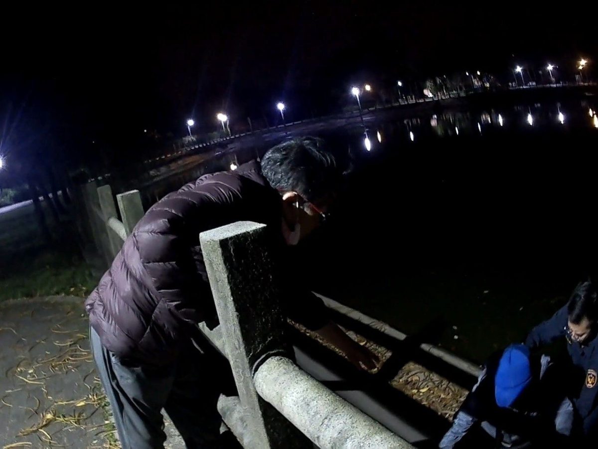男深夜離家蹲埤塘邊哭泣 平警摸黑化解心結 551776 scaled