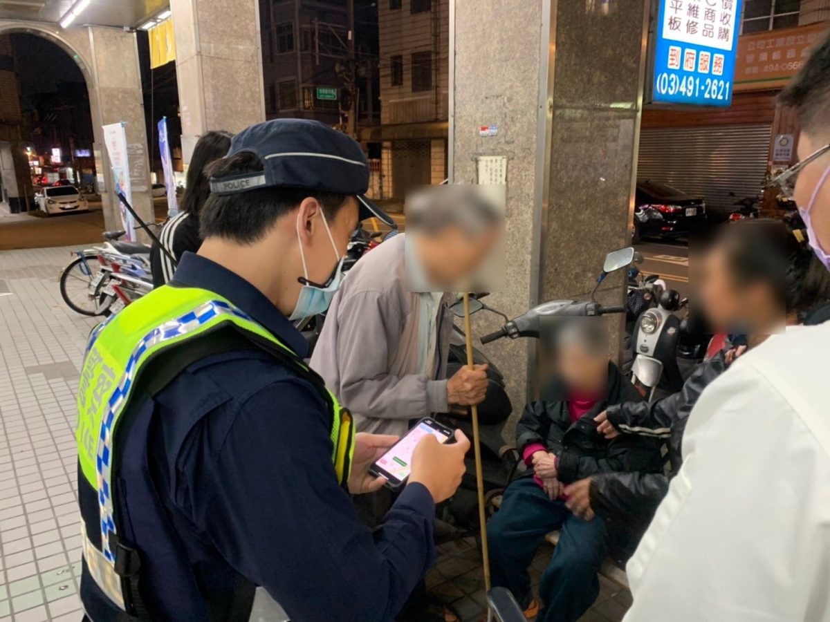 8旬婦外出迷途 平鎮警助平安返家 556213 scaled
