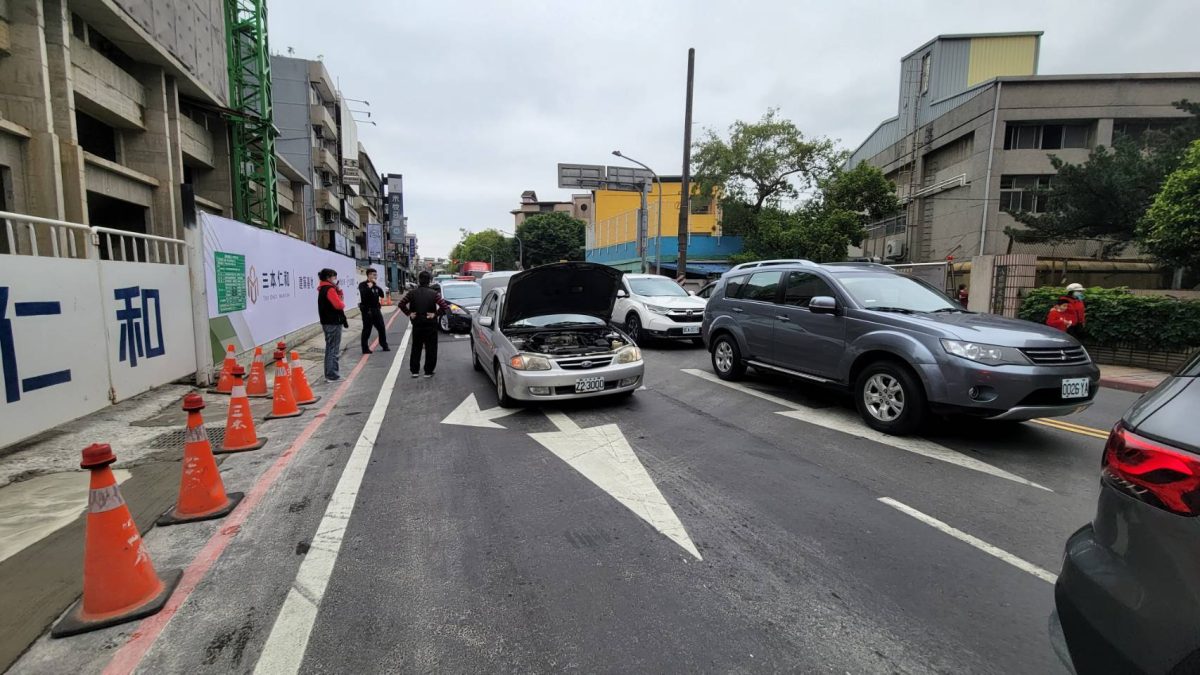 車突拋錨馬路上險象環生 八德暖警助推車解圍 557187 scaled