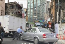 車突拋錨馬路上險象環生 八德暖警助推車解圍