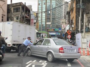 車突拋錨馬路上險象環生 八德暖警助推車解圍