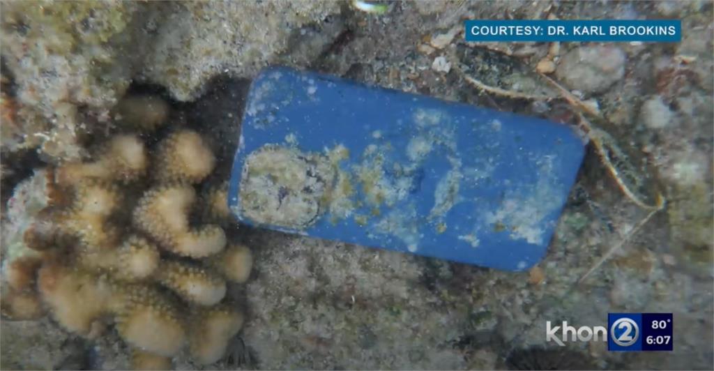 iPhone掉進海裡33天!他用「2步驟」成功開機