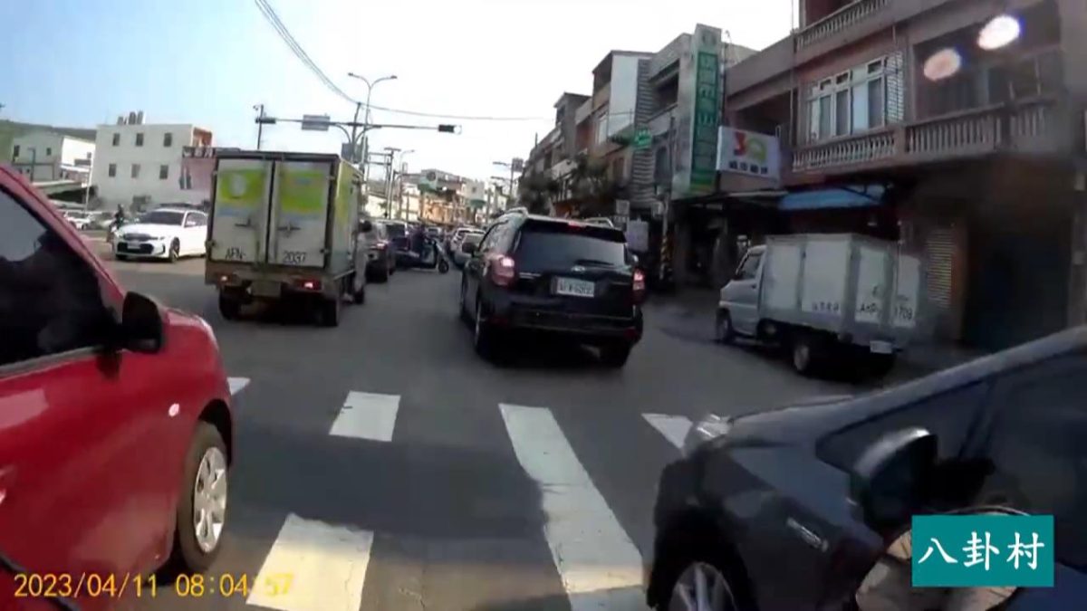 【有片】目擊騎士鑽車陣撞直行車 網友上傳影片也被砲轟 64351235 scaled