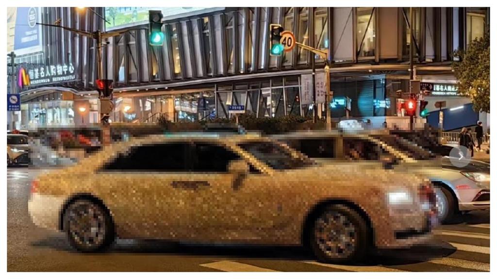 這下完了!計程車撞上「鑲鑽車」網驚:撞到地雷