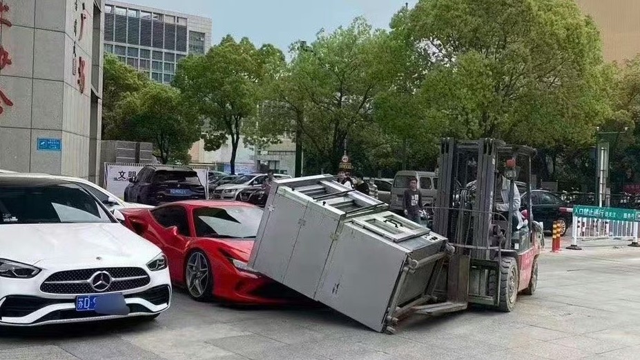 堆高機貨倒壓千萬「法拉利」 網嘆:10年工白做