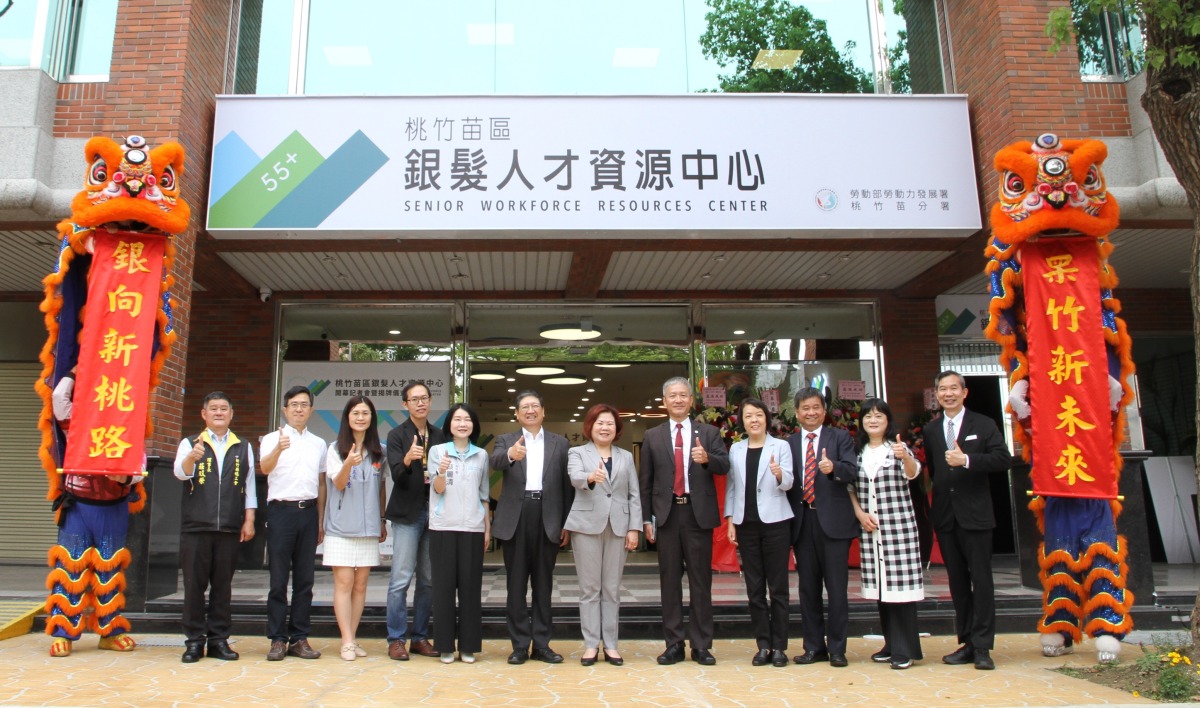 勞動部桃竹苗分署「銀髮人才資源中心」啟用 長輩體驗超市櫃檯工作 A 3