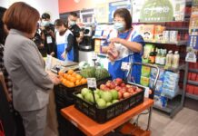 勞動部桃竹苗分署「銀髮人才資源中心」啟用 長輩體驗超市櫃檯工作