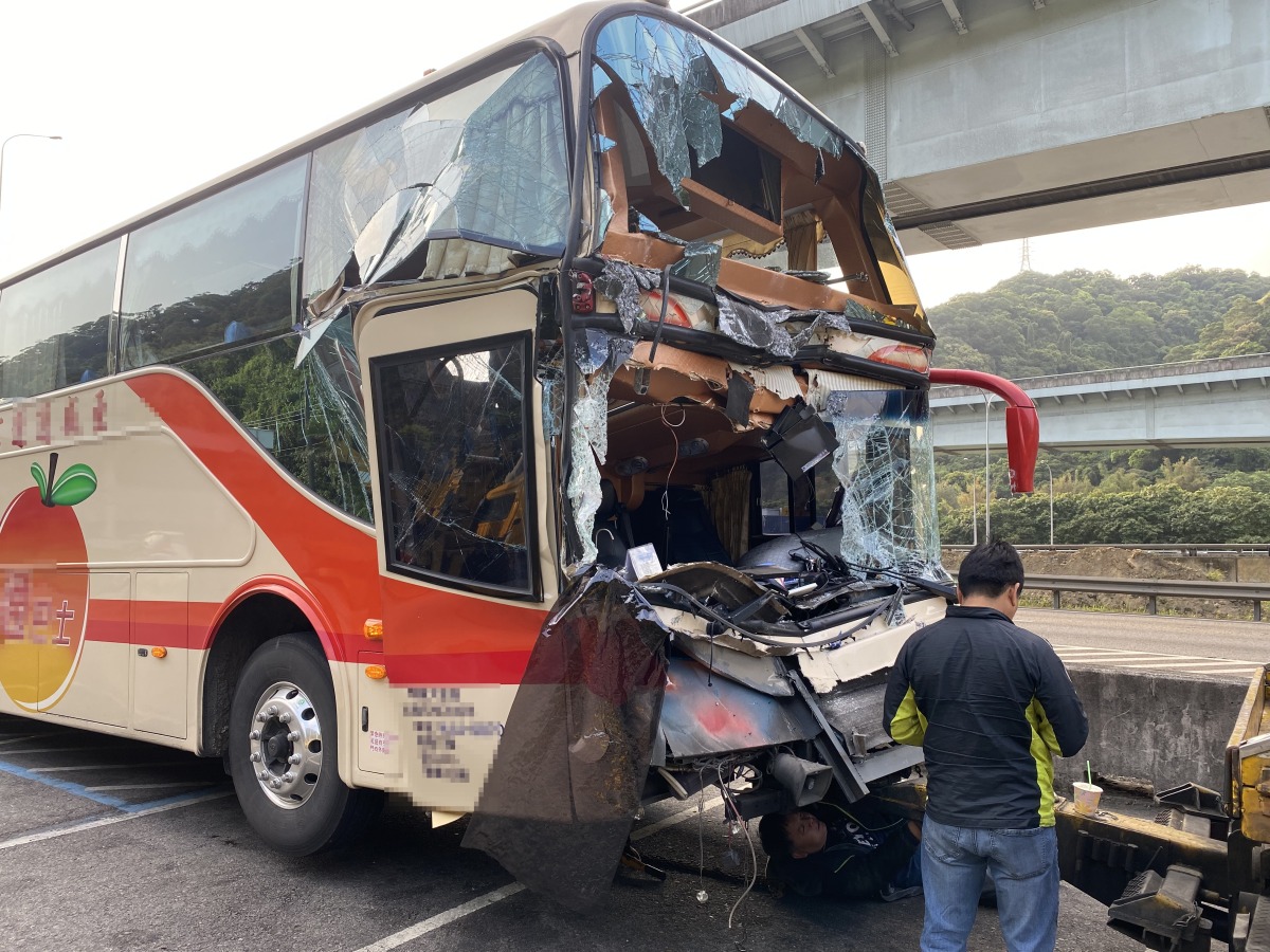 國1客運追撞大貨車 女乘客、駕駛受傷 IMG 0656