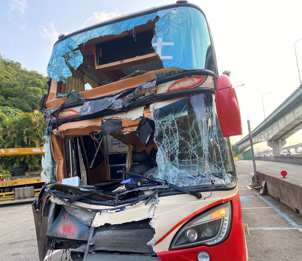 國1客運追撞大貨車 女乘客、駕駛受傷 IMG 0664