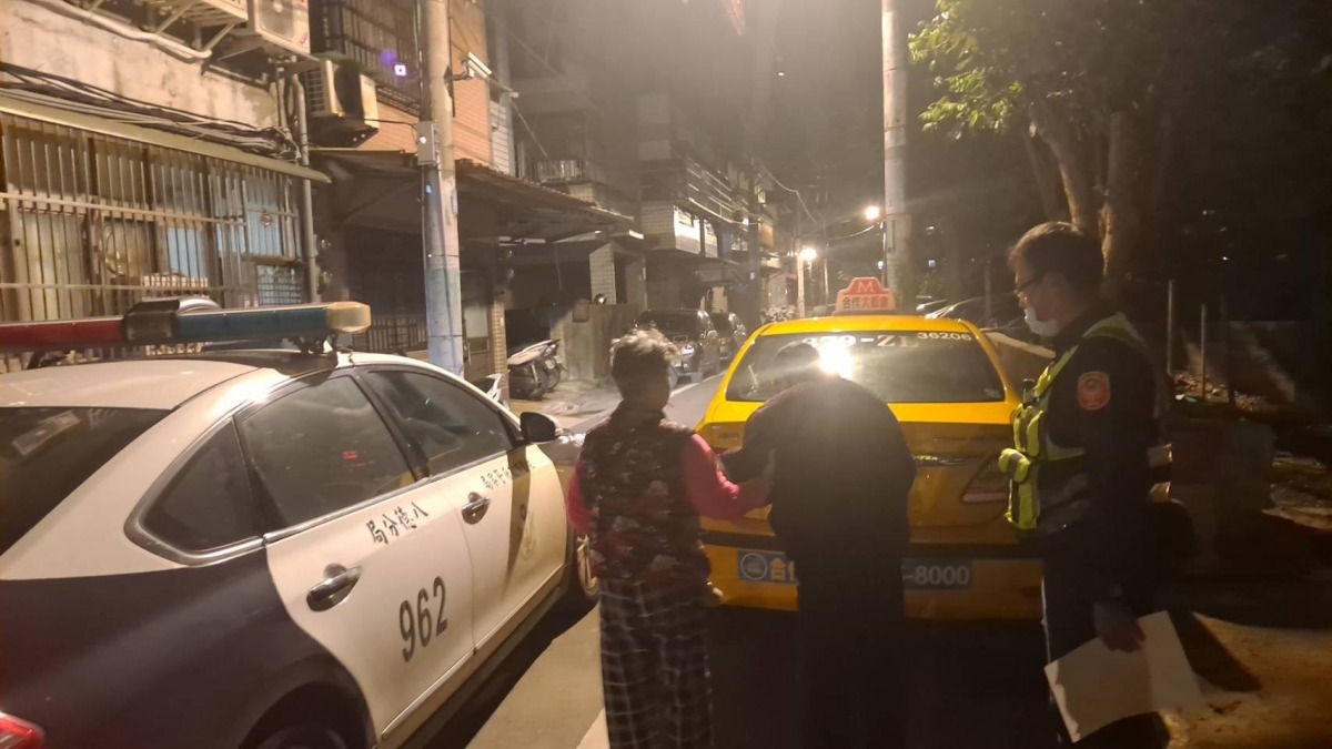 8旬翁外出忘記家在哪 八德暖警助平安返回 S 13246658