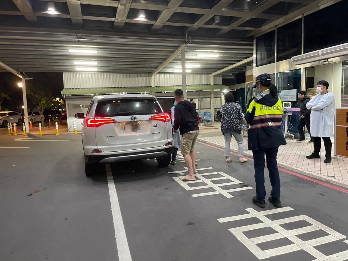 兒癲癇發作父親心急救助 八德警火速開道5分鐘送醫 S 13393978